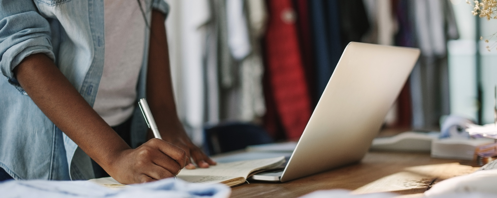 banner-lady-laptop