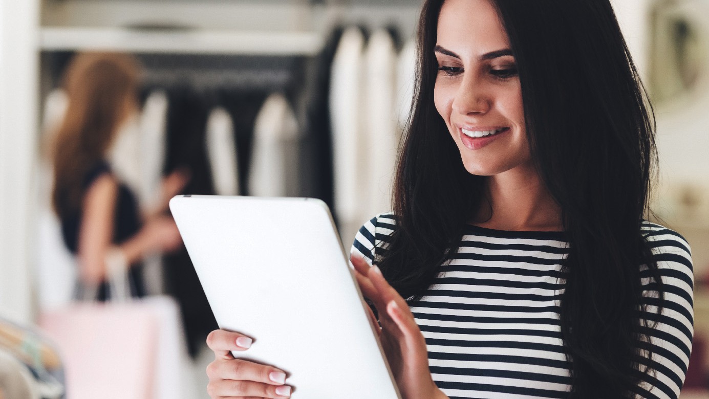 banner-lady-tablet-retail banner-lady-tablet-retail
